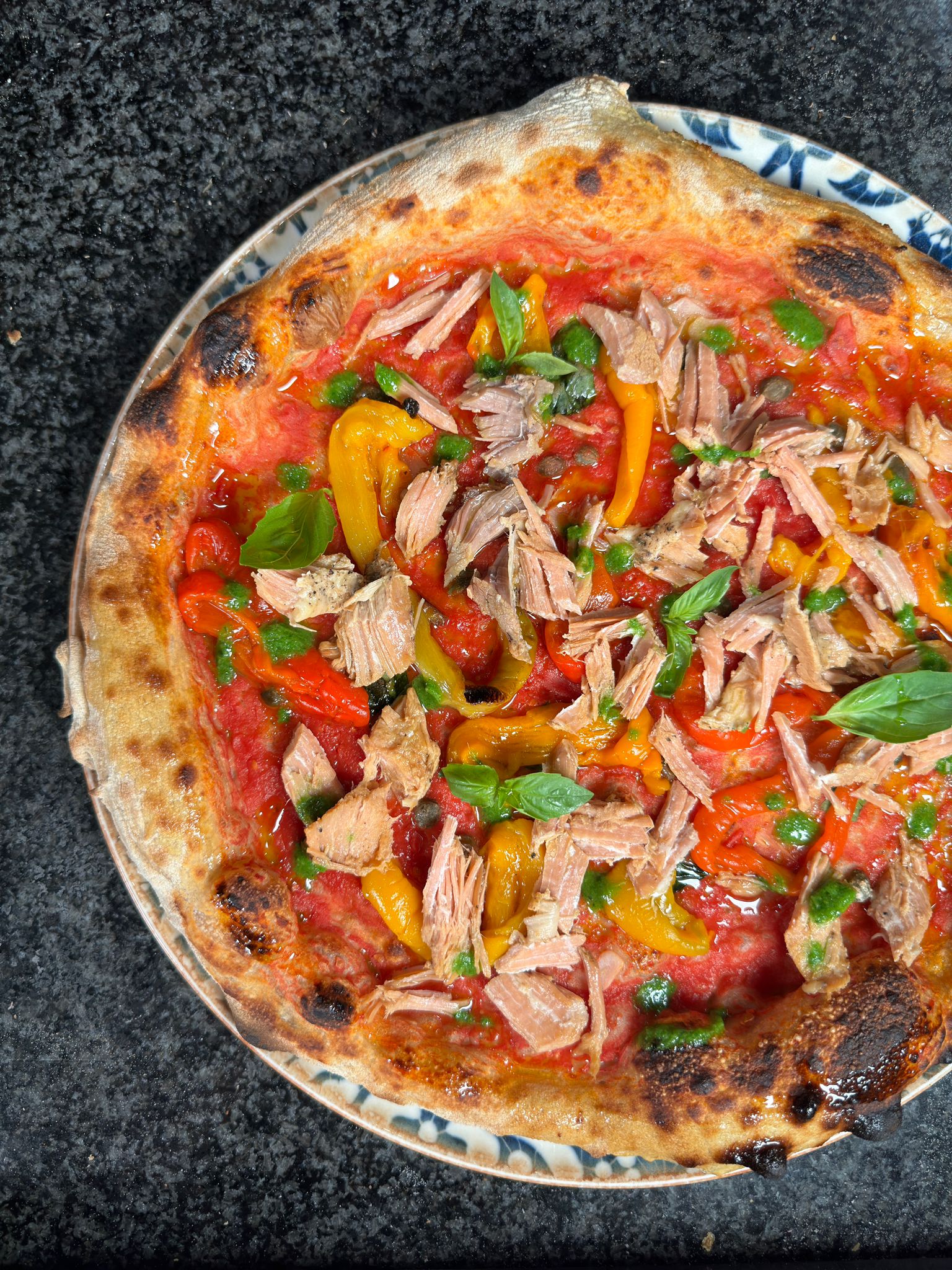 In cottura: Antico pomodoro di Napoli Presidio Slow Food (Eccellenze Nolane), Capperi di Pantelleria (Kazzen), Aglio.

A fine cottura condita a freddo: Tonno del Chianti (preparazione tipica toscana a base di carne di maiale in olio cottura), Peperoni abbrustoliti e conditi con olio capperi e acciughe, Olio al basilico

Per accompagnare le croste:

Chili con carne 🌶️ € 3,00
Sugo della Nonna € 3,00
Cremoso di zola € 3,00

Allergeni: 1,7,8,12

 